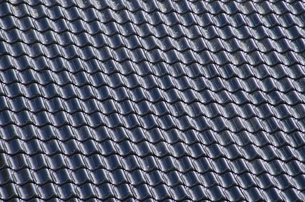 Black tiles aligned on a roof — Stock fotografie