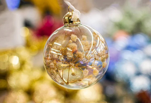 Чистый Стеклянный Шар Сушеными Цветами Рождественский Орнамент Праздничное Украшение Близко — стоковое фото