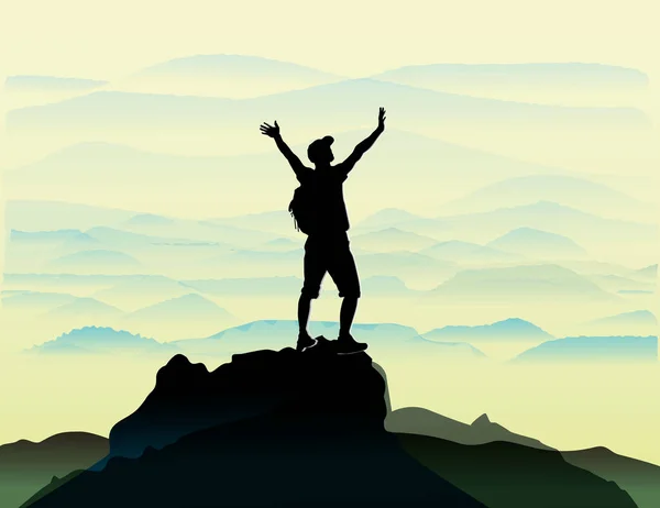 Sırt çantalı bir turist dağda duruyor ve ellerini kaldırıyor.