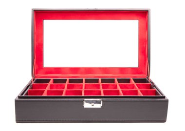 İçi kırmızı kadife kaplı deri bir kutu.