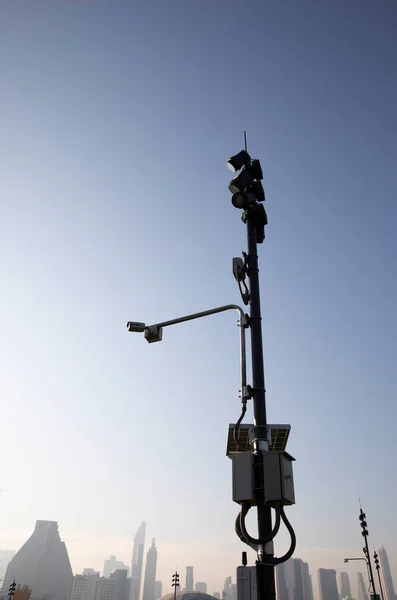 Arka Planda Şehir Binası Olan Bir Direkte Modern Kamu Kameraları — Stok fotoğraf