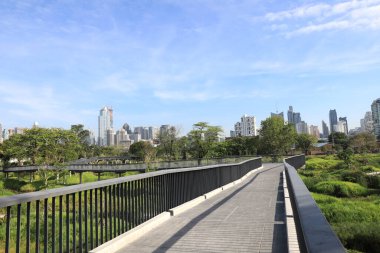 Bangkok, Tayland 'daki doğal halk parkında uzun gökyüzü yürüyüşü..
