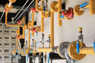İnşaat duvarına sarı gaz boru hattı sistemi kuruldu.