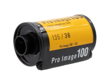 Beyaz zemin üzerinde izole edilmiş 35 mm negatif fotoğraf filmi fişeği