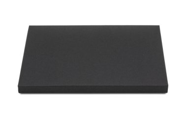 Beyaz arkaplanda siyah karton kutu izole