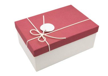 Beyaz arka planda kırmızı kapaklı beyaz kutu