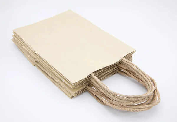 Stapel Beiger Papiertüten Isoliert Auf Weißem Hintergrund — Stockfoto