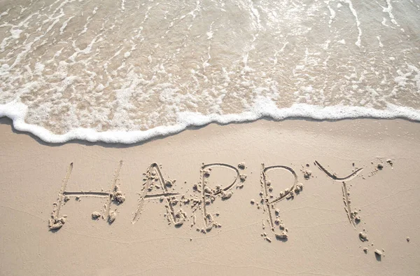 Kumda Büyük Harflerle Mutlu Yazıyor — Stok fotoğraf