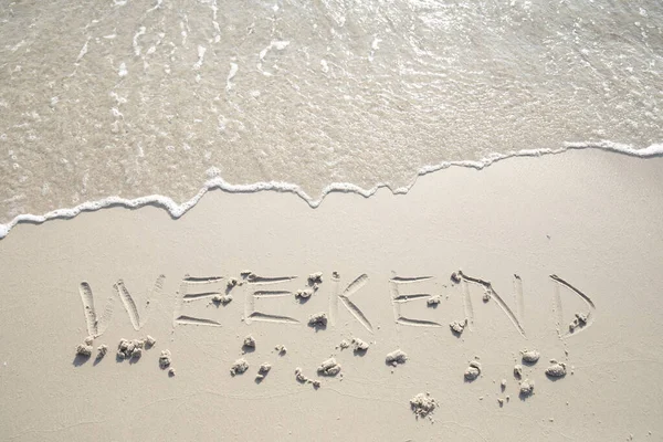 Woord Weekend Hand Geschreven Het Zand Sluiten Zand Textuur Het — Stockfoto