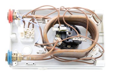 Eski su kazanının bobini beyaz arkaplanda izole edildi