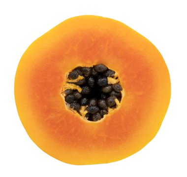 Beyaz arka planda izole edilmiş tohumlarla dilimlenmiş olgun papaya.