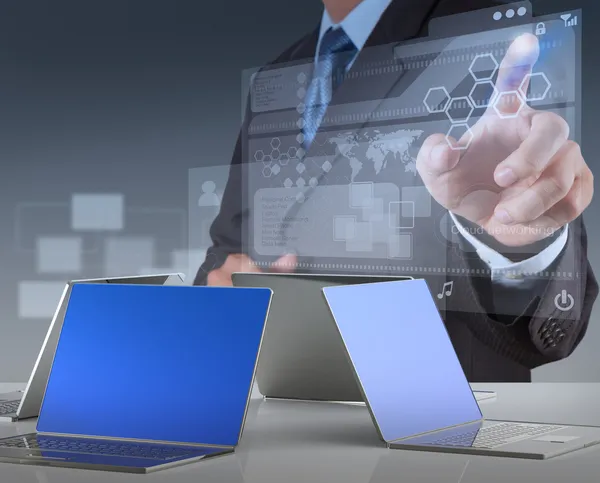 modern teknoloji çalışan iş adamı