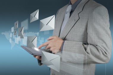 tablet bilgisayar kullanma el ile e-posta simgesi
