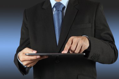 Tablet bilgisayar kullanan işadamı