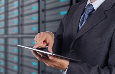 tablet bilgisayar ve sunucu odası arka plan kullanarak iş adamı