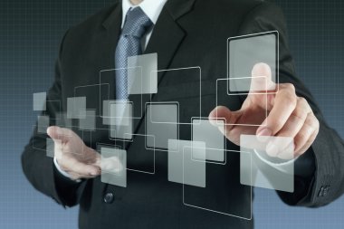 işadamı modern teknolojiyi gösterir.