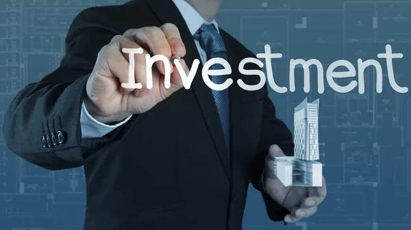 Empresário apontando para conceito de investimento — Fotografia de Stock