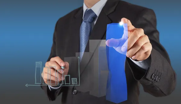 Geschäftsmann Hand Zeichnung eines Tortendiagramms und 3D-Grafik — Stockbild Geschäftsmann Hand zeichnet ein Kuchendiagramm — Stockfoto