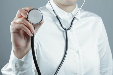 Doktor eliyle stetoskop tıbbi kavramı