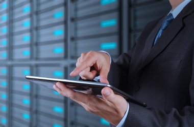 tablet bilgisayar ve sunucu odası arka plan kullanarak iş adamı