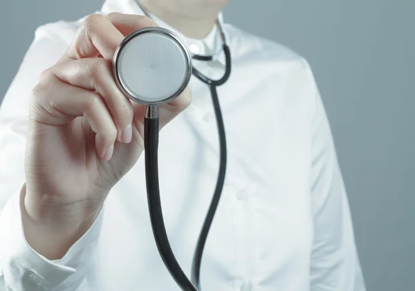 Arzt Hand mit Stethoskop medizinischem Konzept — Stockfoto