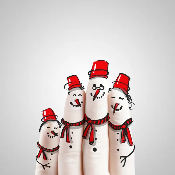 Güzel aile elle çizilmiş ve kardan adamlar parmak — Stok fotoğraf