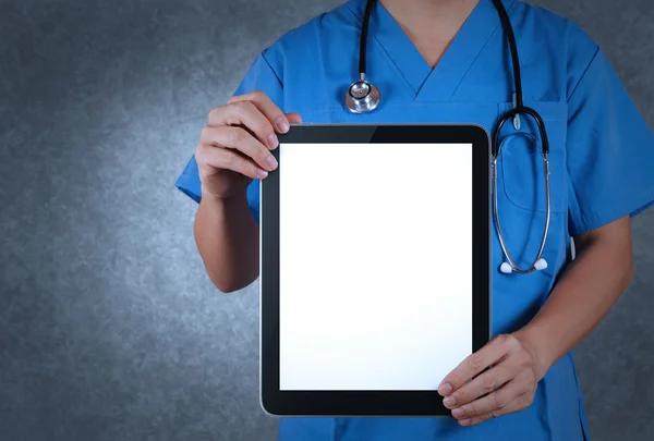 Médico trabalhando com computador tablet — Fotografia de Stock