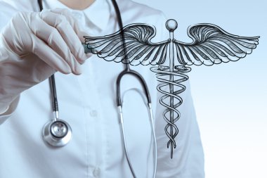 Doktor caduceus beyaz tahtaya çizer.