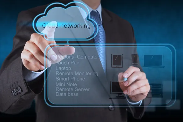 Geschäftsmann berühren ein Cloud-Computing-Diagramm — Stockfoto