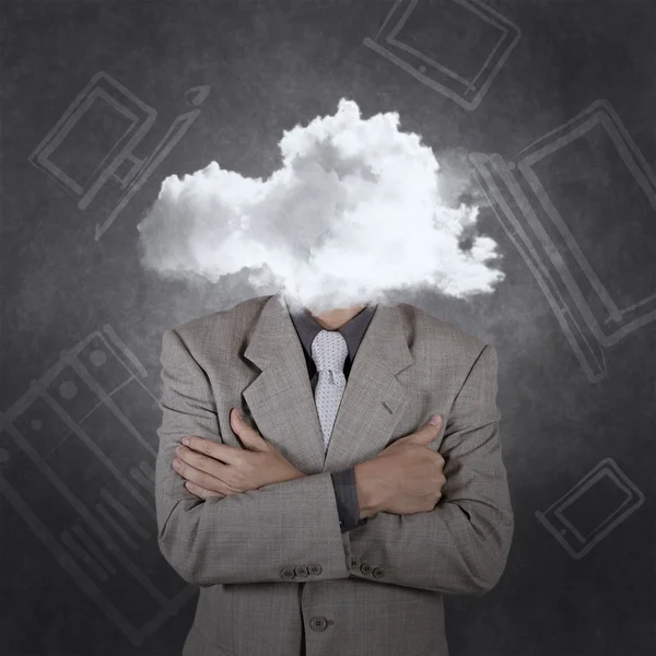 Бизнесмен с головой в облаках — стоковое фото