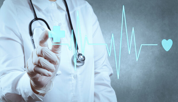 Медицинский врач, работающий с современным компьютером
