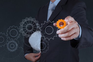 başarı için dişli gösteren işadamı ele