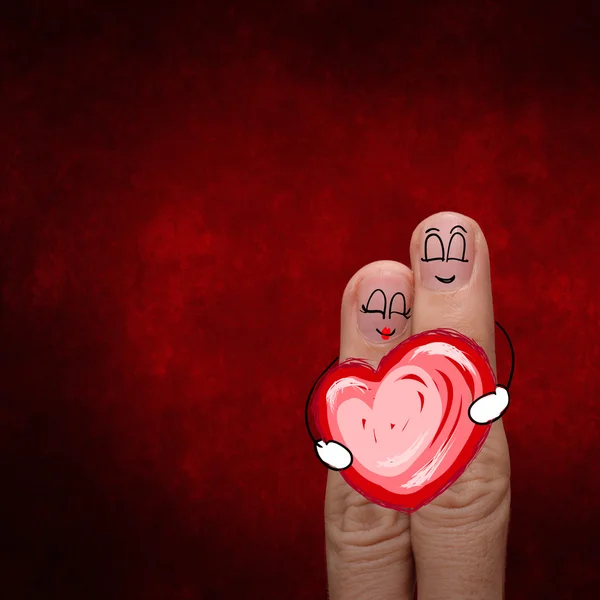 Una coppia felice innamorata di sorriso dipinto e tenere il cuore — Foto Stock