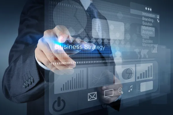 mano de hombre de negocios apunta a la estrategia de negocio