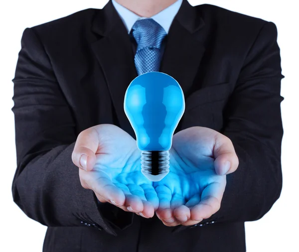 Руки бизнесмена показывая голубую лампочку — стоковое фото