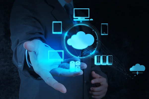 Zakenman die werken met een cloud computing diagram — Stockfoto