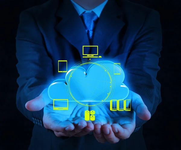 Empresário trabalhando com um diagrama de computação em nuvem no novo — Fotografia de Stock