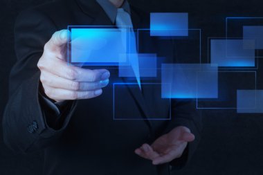 bir dokunmatik ekran arayüzü iterek el