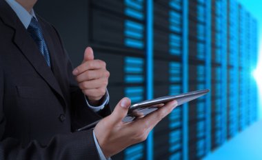 tablet bilgisayar ve sunucu odası kullanarak iş adamı ele
