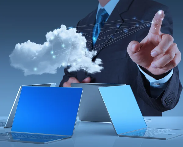 Uomo d'affari che lavora con un diagramma di Cloud Computing sul nuovo — Foto Stock