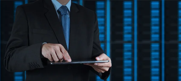 Homem de negócios mão usando tablet computador e sala de servidor — Fotografia de Stock