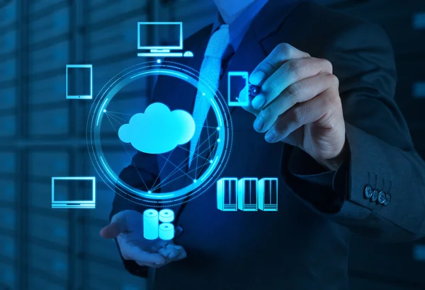 Geschäftsmann arbeitet mit einem Cloud-Computing-Diagramm auf der neuen Stockbild