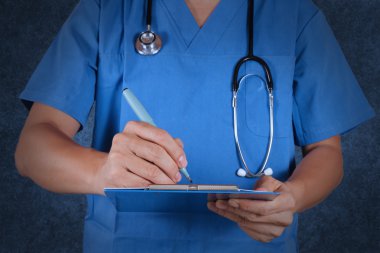 tıbbi doktor stetoskop yazı ile