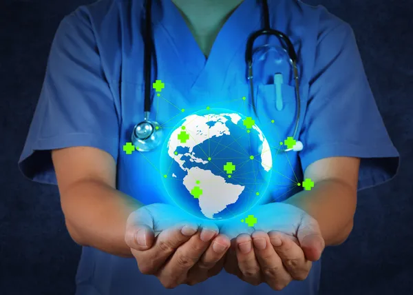 Läkare som innehar en världen klot i hans händer som medicinsk net — Stockfoto