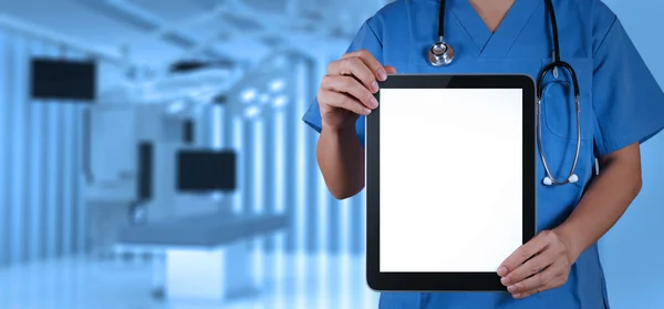 Médecin travaillant avec un ordinateur tablette — Photo