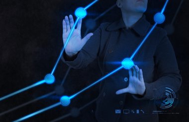 iş kadını el ile yeni bir arabirim bilgisayar grafik çalışma