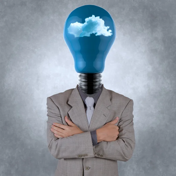 Бізнесмен з головою лампочки в хмарах — стокове фото