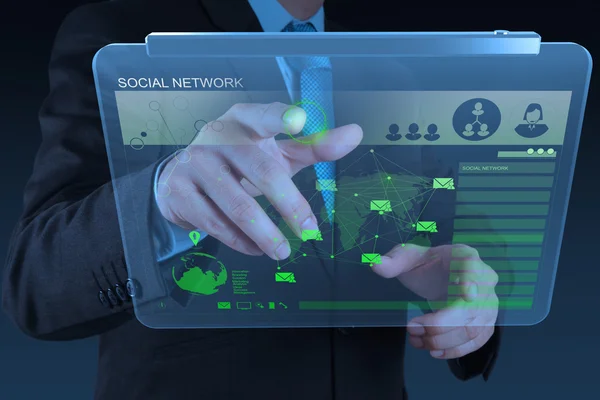 商人工作与新现代计算机显示的社交网络 — 图库照片