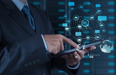 internet ve sosyal şebeke işadamı tablet bilgisayar kullanarak gösterir