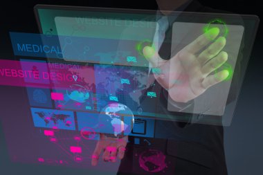 yeni bilgisayar arayüzü ile çalışan web tasarımcı